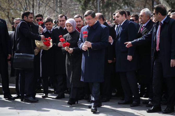 davutoglu,-bombali-saldirinin-yasandigi-alana-karanfil-birakti.jpg