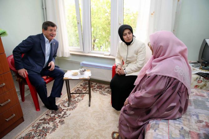 davutoglu-cifti,-huzurevi-ve-sevgi-evini-ziyaret-etti-001.jpg