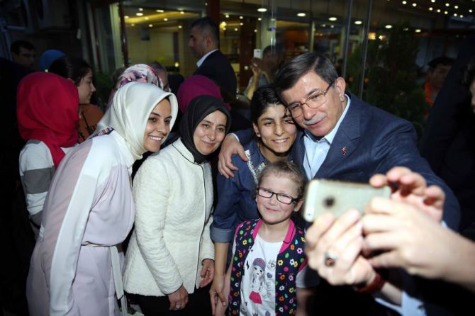 davutoglu-cifti,-huzurevi-ve-sevgi-evini-ziyaret-etti-002.jpg