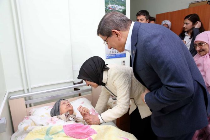 davutoglu-cifti,-huzurevi-ve-sevgi-evini-ziyaret-etti.jpg