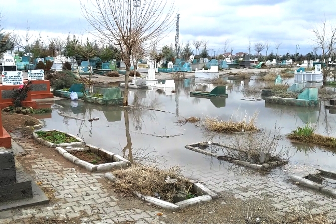 diyarbakir’da-mezarlik-sular-altinda-kaldi-002.jpg
