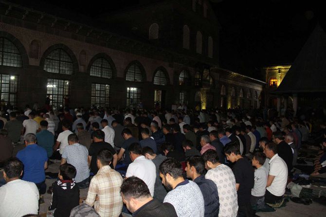 diyarbakir-tarihi-ulu-camii-kadir-gecesi-003.jpg