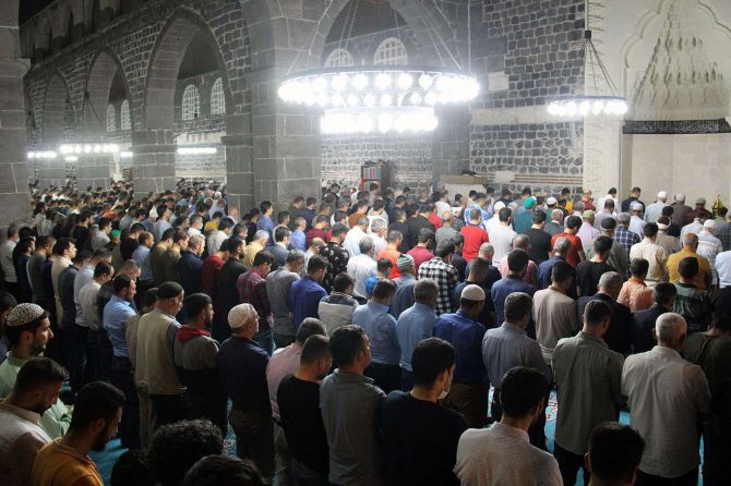 diyarbakir-tarihi-ulu-camii-kadir-gecesi.jpg