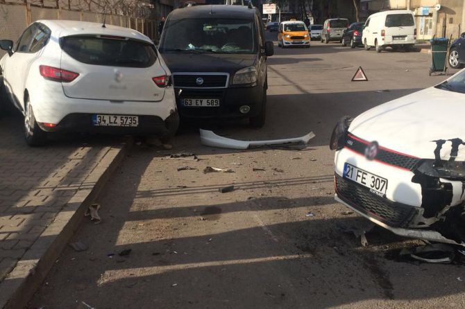 diyarbakirda-maddi-hasarli-trafik-kazasi-001.jpg
