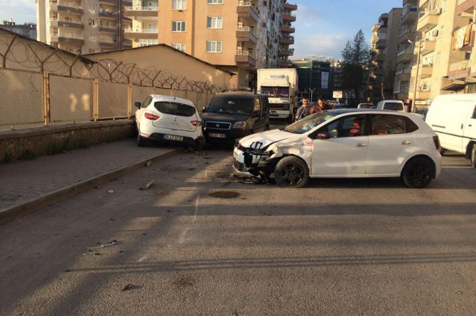 diyarbakirda-maddi-hasarli-trafik-kazasi-003.jpg