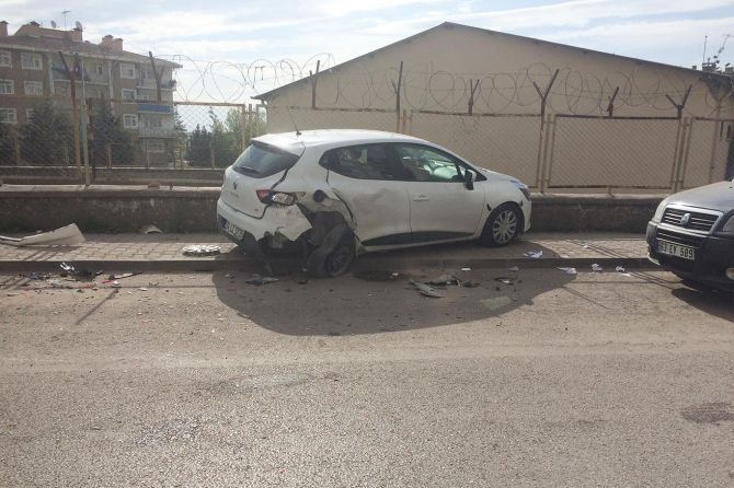 diyarbakirda-maddi-hasarli-trafik-kazasi.jpg