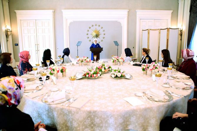 emine-erdogan,-vali-eslerini-agirladi-002.jpg