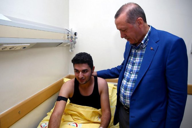 erdogan,-gaziantep-saldirisinda-yaralananlari-ziyaret-etti.jpg