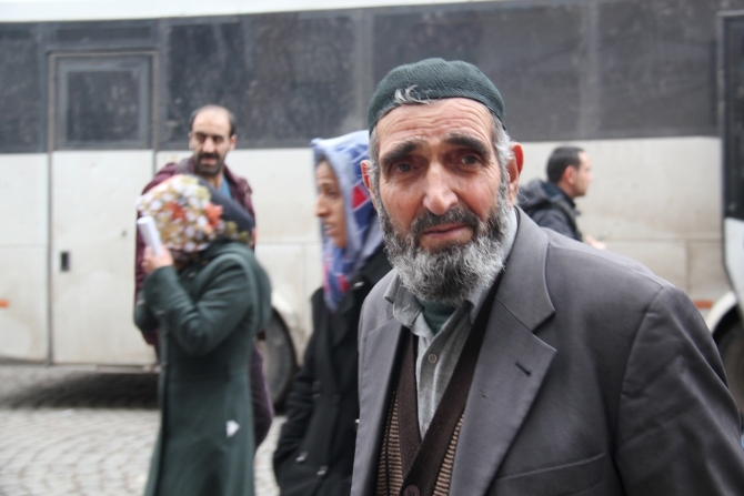 esyalarini-kurtarmak-icin-sur’a-donuyorlar-002.jpg