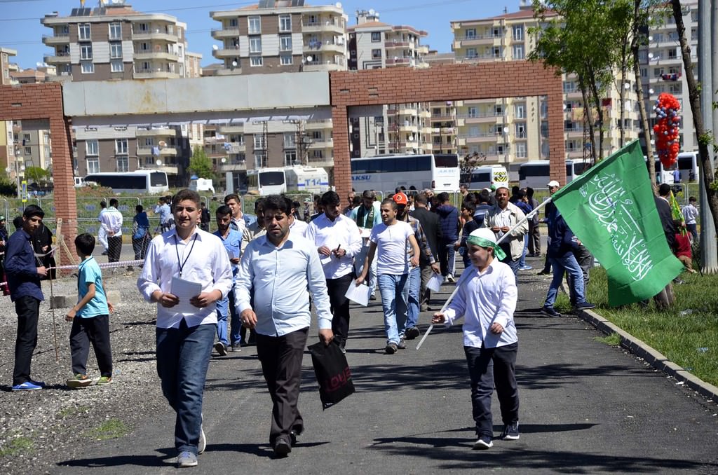 halk-etkinlik-oncesi-cemaatle-namaza-durdu.jpg