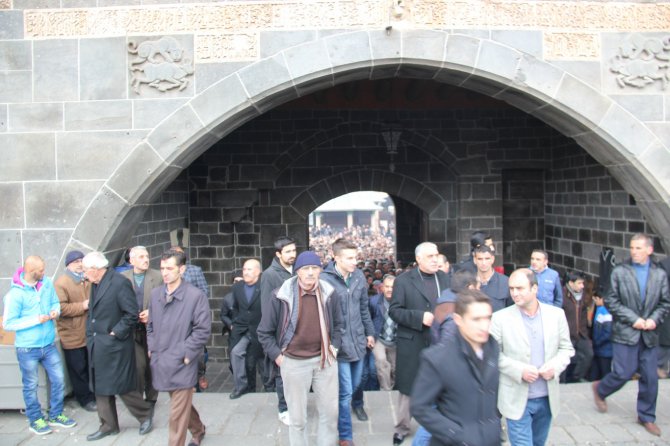 irkcilik-sadece-lisan-gorevi-gormekte-001.jpg