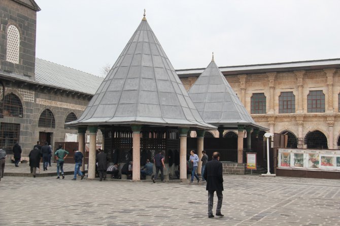 irkcilik-sadece-lisan-gorevi-gormekte-002.jpg