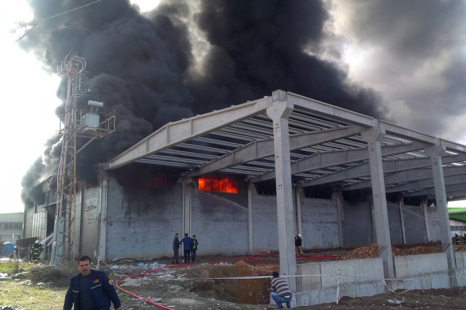 kahramanmaras-izolasyon-fabrikasinda-yangin1.jpg