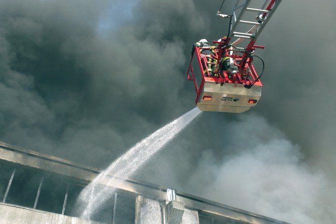 kahramanmaras-izolasyon-fabrikasinda-yangin3.jpg