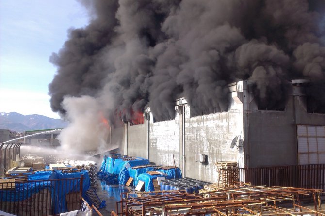 kahramanmaras-izolasyon-fabrikasinda-yangin4.jpg
