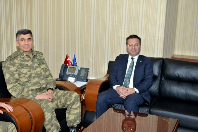 kara-kuvvetleri-komutani-orgeneral-salih-zeki-colak,-diyarbakir-valisi-huseyin-aksoy-001.jpg