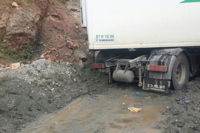 kazada-tir-karayolunu-kapatti-001.jpg