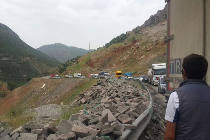 kazada-tir-karayolunu-kapatti-002.jpg