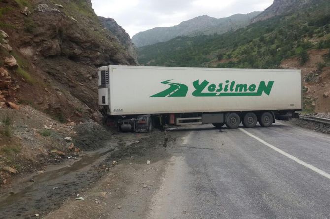 kazada-tir-karayolunu-kapatti.jpg