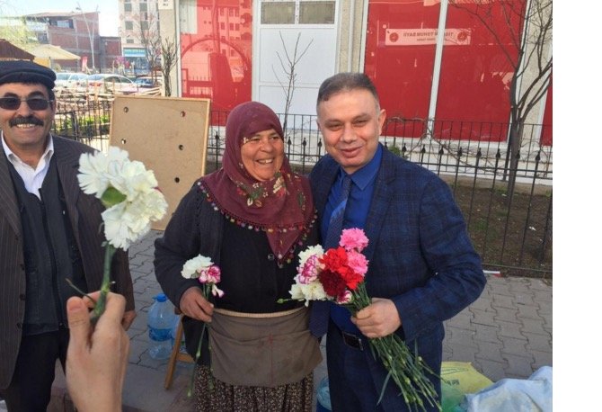 kazan-belediye-baskani-kadinlara-karanfil-dagitti-001.jpg