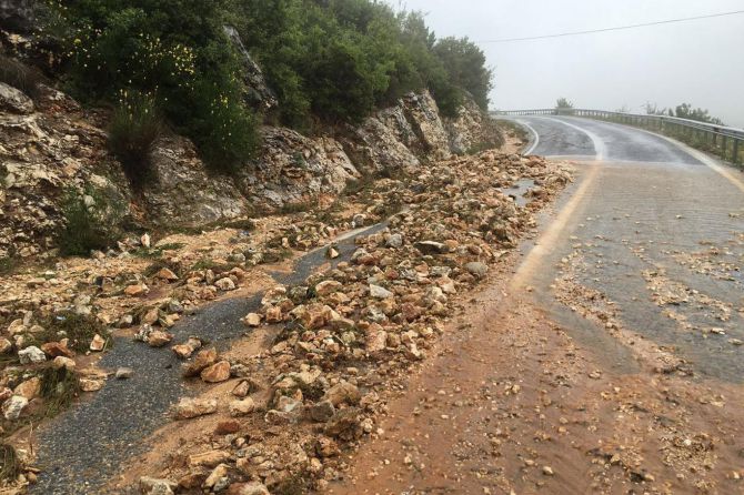 mersinde-karayolunda-heyelan-001.jpg