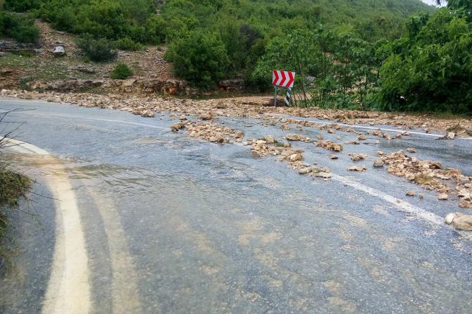 mersinde-karayolunda-heyelan-003.jpg
