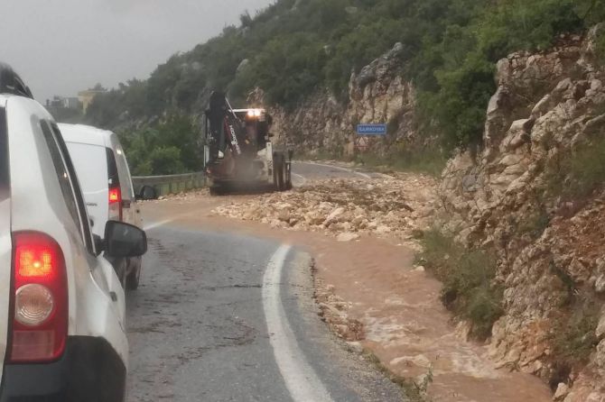 mersinde-karayolunda-heyelan.jpg