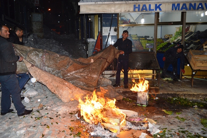 meyve-ve-sebzeler-donmasin-diye-ates-yakiyorlar.jpg