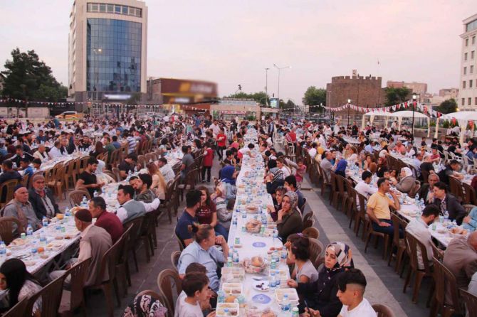 numan-kurtulmus-iftar.jpg