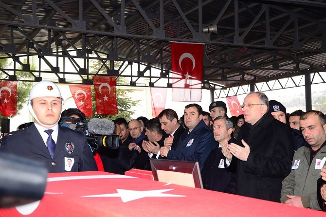 saldirida-hayatini-kaybeden-polis-memuru-topraga-verildi.jpg