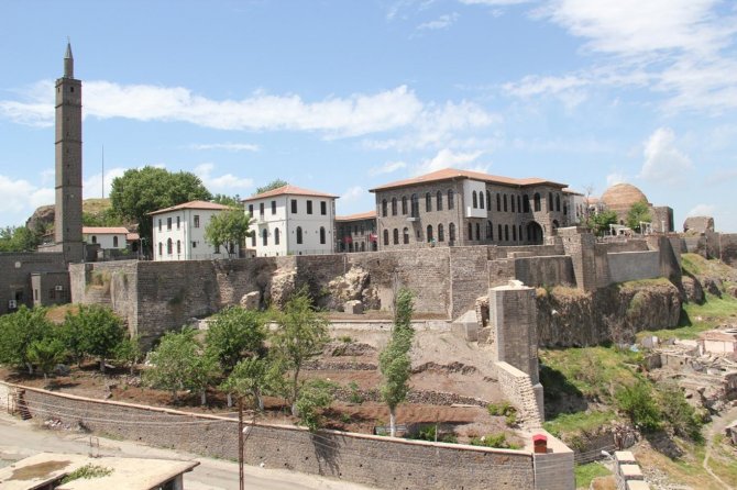 surda-oturan-bazi-vatandaslarin-esyalarini-alma-izni-001.jpg