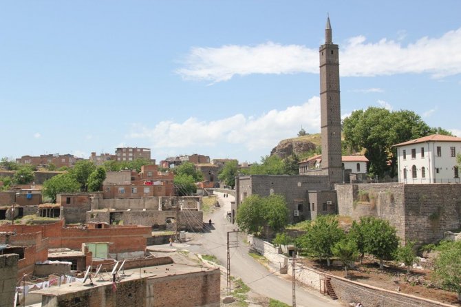 surda-oturan-bazi-vatandaslarin-esyalarini-alma-izni.jpg