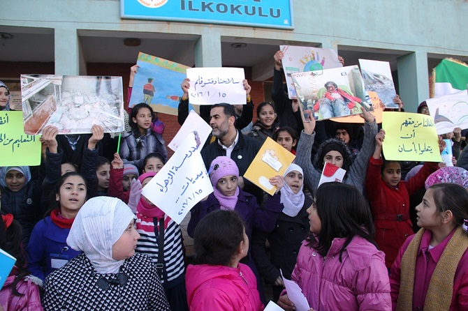 suriyeli-siginmacilar-rusya’nin-okul-saldirilarini-protesto-etti-001.jpg
