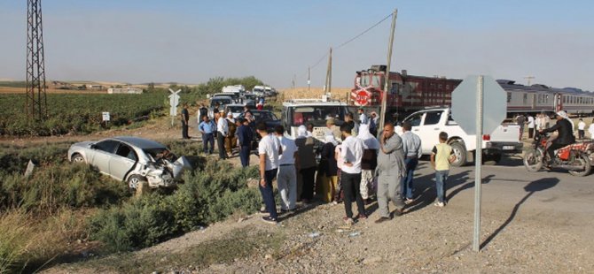 tren-otomobille-carpisti,-5-yarali-003.jpg