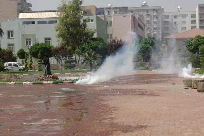 turk-bayragi-indirilince-olaylar-cikti!-polis-mudahale-etti-001.jpg