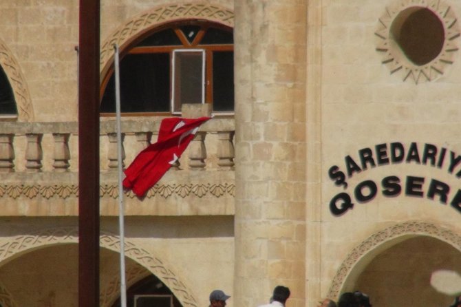 turk-bayragi-indirilince-olaylar-cikti!-polis-mudahale-etti-002.jpg