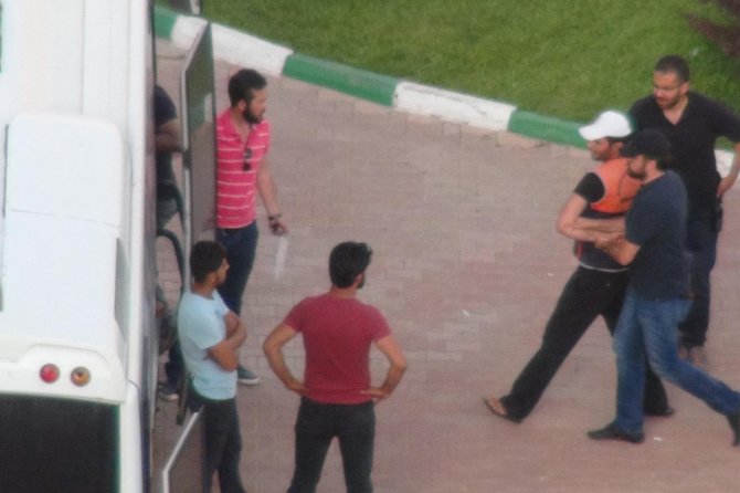 turk-bayragi-indirilince-olaylar-cikti!-polis-mudahale-etti.jpg