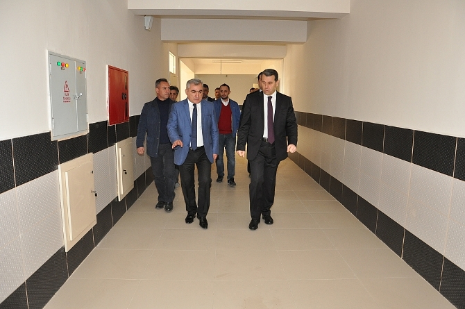 vali-celik--yapimi-tamamlanan-okullarda-incelemelerde-bulundu-003.jpg