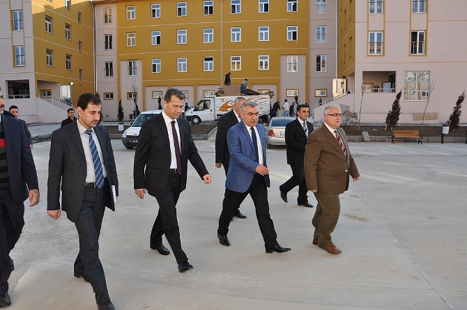 vali-celik--yapimi-tamamlanan-okullarda-incelemelerde-bulundu.jpg