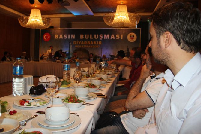 vali-huseyin-aksoy-iftar-001.jpg