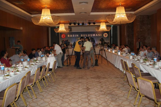 vali-huseyin-aksoy-iftar.jpg