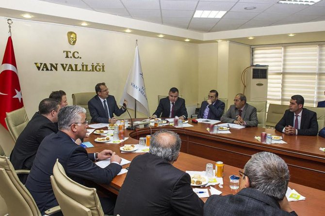 vali-ibrahim-tasyapan,-van-muhtarlariyla-bir-araya-geldi.jpg