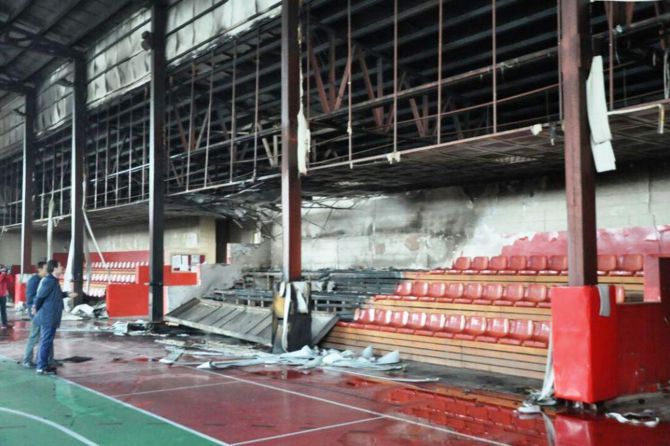 van’da-kapali-spor-salonu-atese-verildi-003.jpg