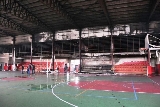 van’da-kapali-spor-salonu-atese-verildi-004.jpg