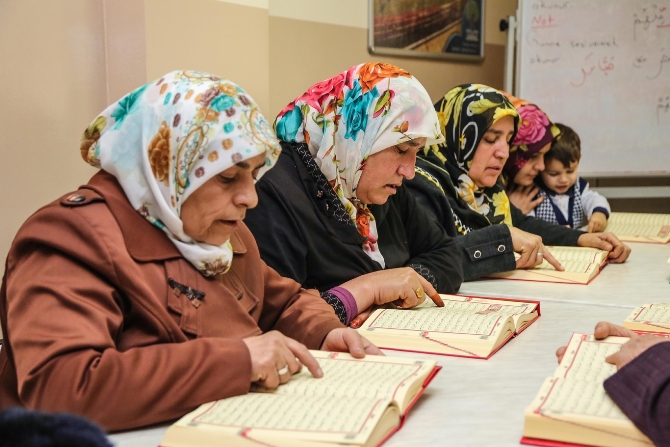 yaslilarin-kur’an-ogrenme-azmi-001.jpg