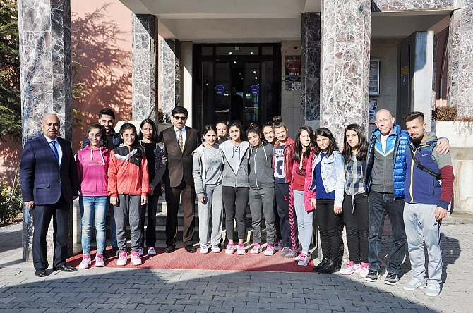 yildiz-kizlar-voleybol-takimi-bolge-musabakalarina-gitti.jpg
