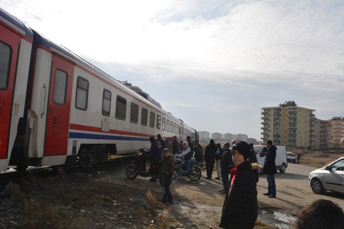 yolcu-treni-ogrenci-servisine-carpti-002.jpg