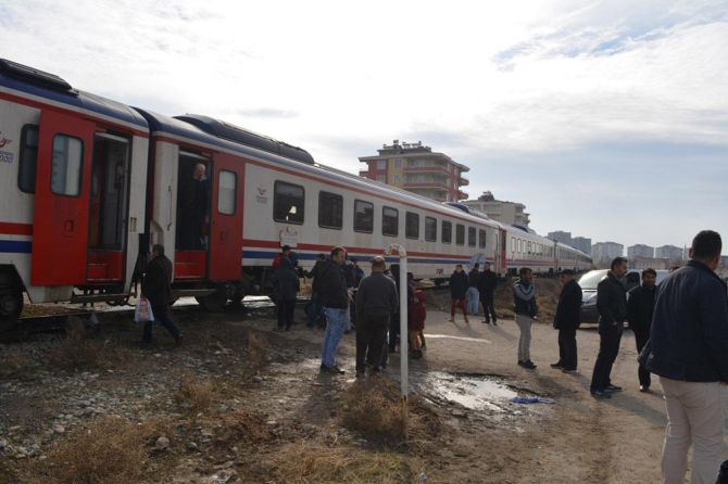 yolcu-treni-ogrenci-servisine-carpti.jpg