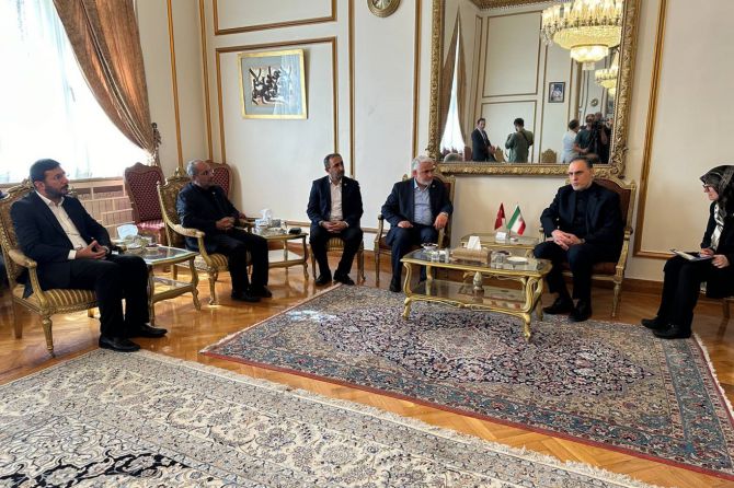 zekeriya-yapicioglundan-iran-buyukelciligine-taziye-ziyareti-001.jpg