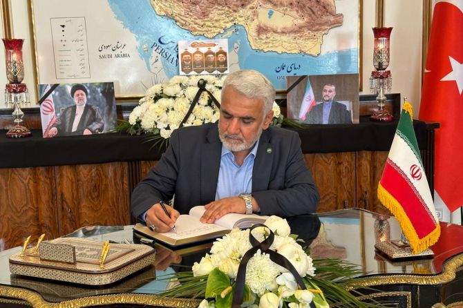 zekeriya-yapicioglundan-iran-buyukelciligine-taziye-ziyareti-002.jpg